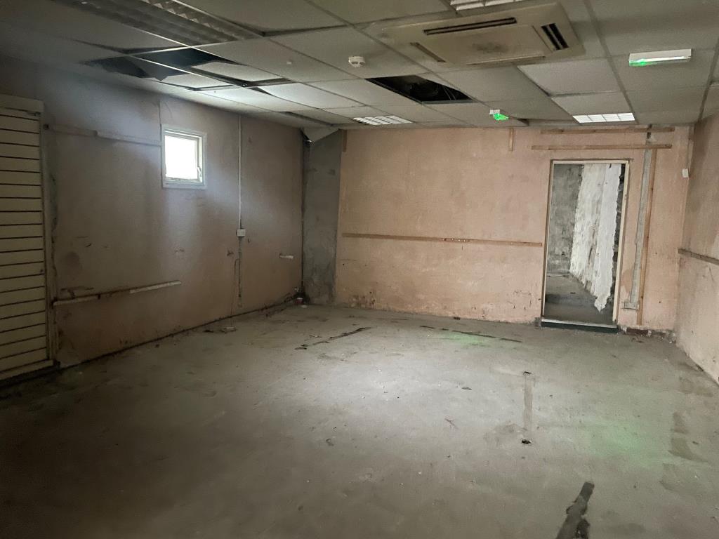 Lot: 64 - RETAIL UNIT IN TOWN CENTRE LOCATION - Secondary retail space